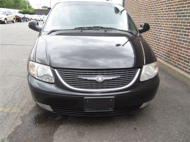 Chrysler Town and Country 2003 photo 2