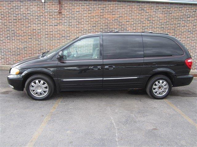 Chrysler Town and Country 2003 photo 3