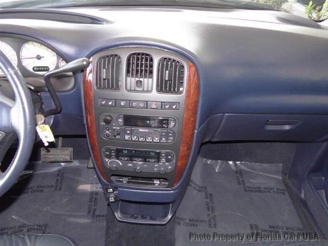 Chrysler Town and Country 2003 photo 11