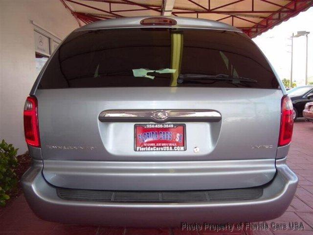 Chrysler Town and Country 2003 photo 21
