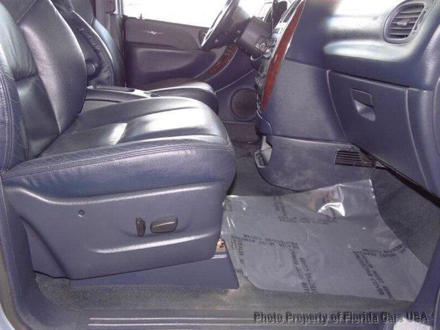 Chrysler Town and Country 2003 photo 26