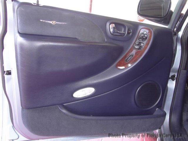 Chrysler Town and Country 2003 photo 27