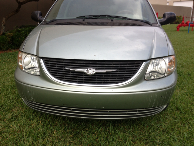 Chrysler Town and Country 2003 photo 0