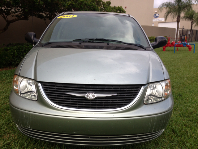 Chrysler Town and Country 2003 photo 5