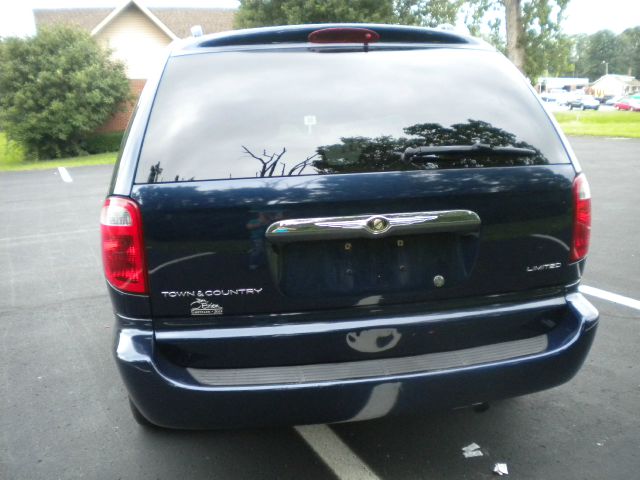 Chrysler Town and Country 2003 photo 1