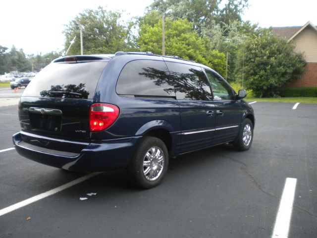 Chrysler Town and Country 2003 photo 2