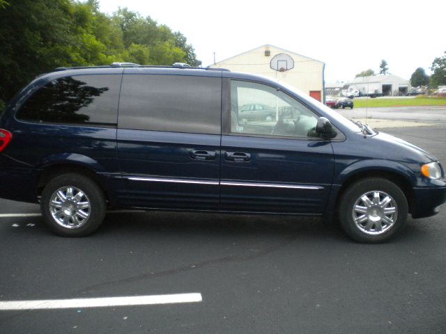 Chrysler Town and Country 2003 photo 3