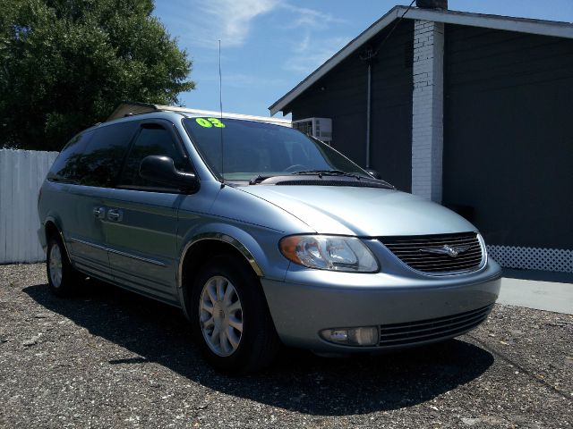 Chrysler Town and Country 2003 photo 3