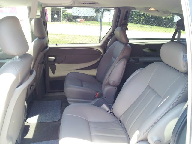 Chrysler Town and Country 2003 photo 8
