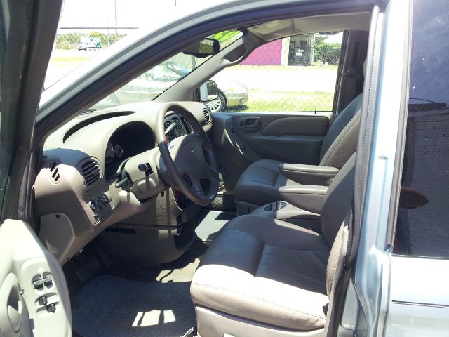 Chrysler Town and Country 2003 photo 9