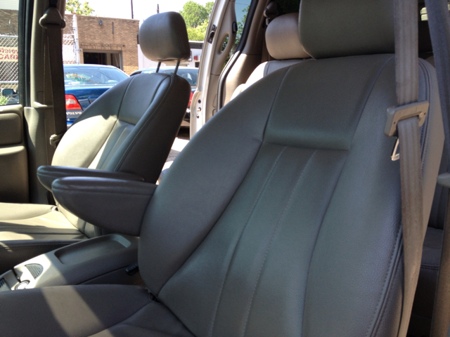 Chrysler Town and Country 2003 photo 8