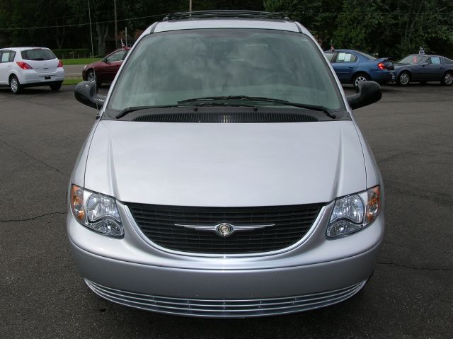 Chrysler Town and Country 2003 photo 8