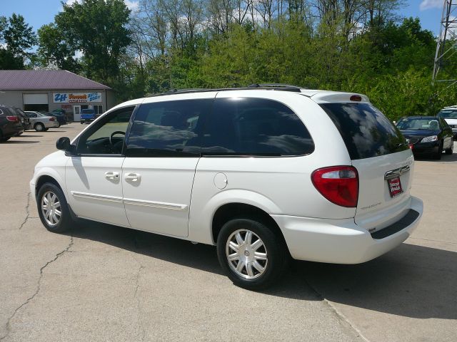 Chrysler Town and Country 2004 photo 10