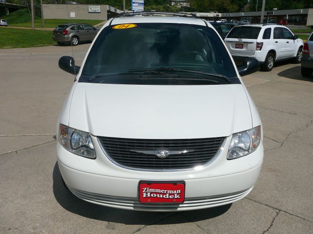 Chrysler Town and Country 2004 photo 11