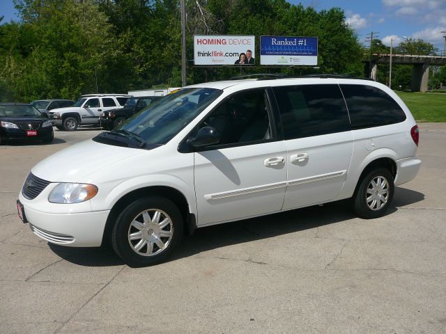 Chrysler Town and Country 2004 photo 13