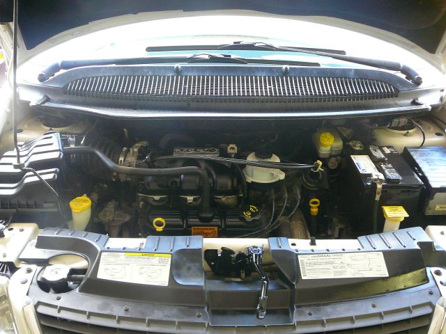 Chrysler Town and Country 2004 photo 3