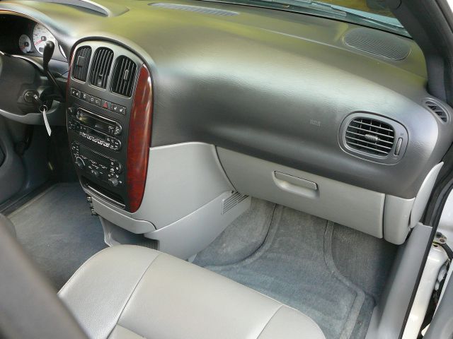 Chrysler Town and Country 2004 photo 4