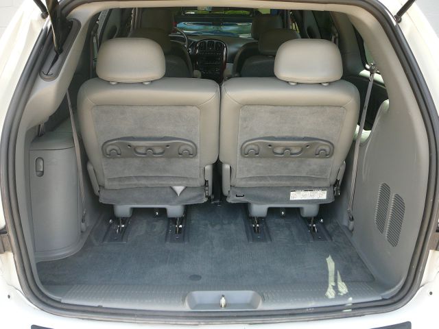 Chrysler Town and Country 2004 photo 5