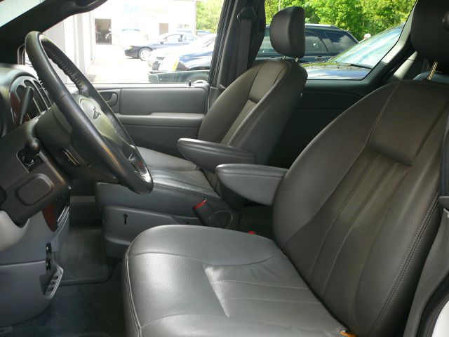 Chrysler Town and Country 2004 photo 6