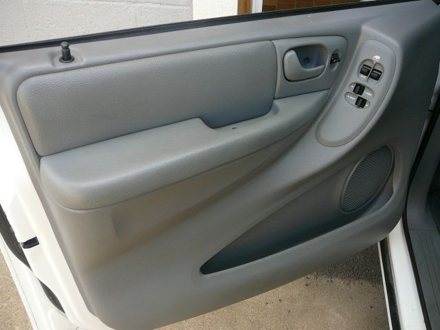 Chrysler Town and Country 2004 photo 8