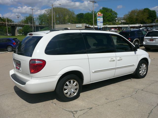 Chrysler Town and Country 2004 photo 9