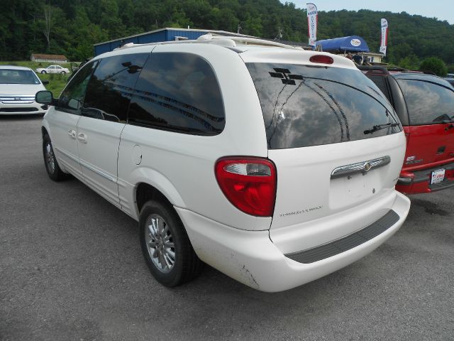 Chrysler Town and Country 2004 photo 2