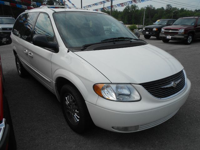 Chrysler Town and Country 2004 photo 3