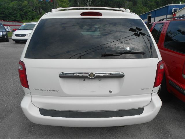 Chrysler Town and Country 2004 photo 4
