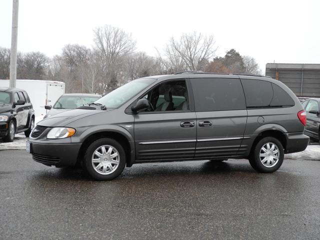 Chrysler Town and Country 2004 photo 11