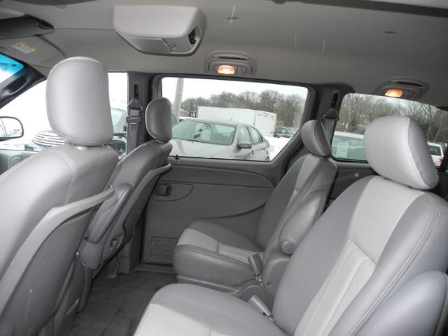 Chrysler Town and Country 2004 photo 5