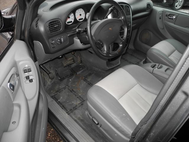 Chrysler Town and Country 2004 photo 7