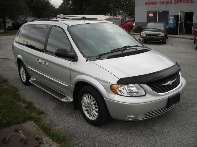 Chrysler Town and Country 2004 photo 1