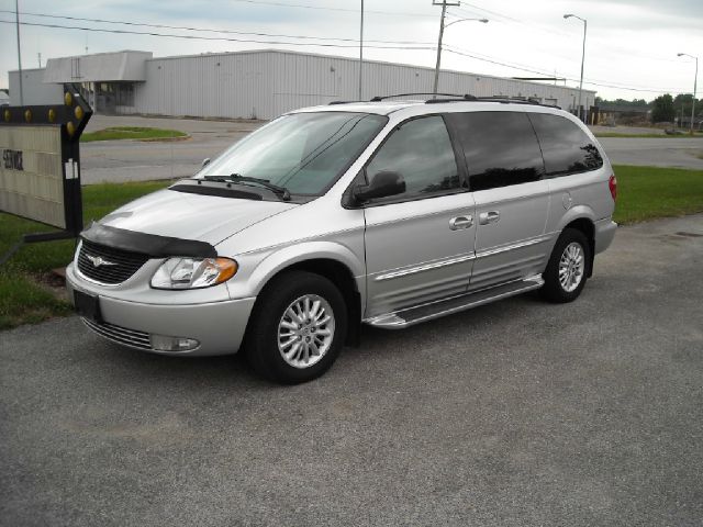 Chrysler Town and Country 2004 photo 4