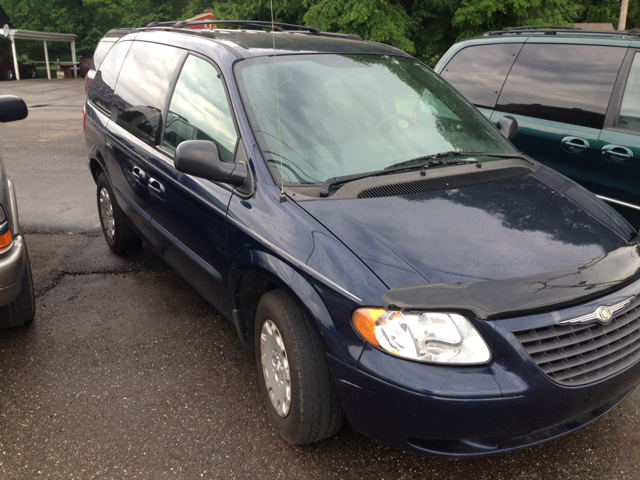 Chrysler Town and Country 2004 photo 2