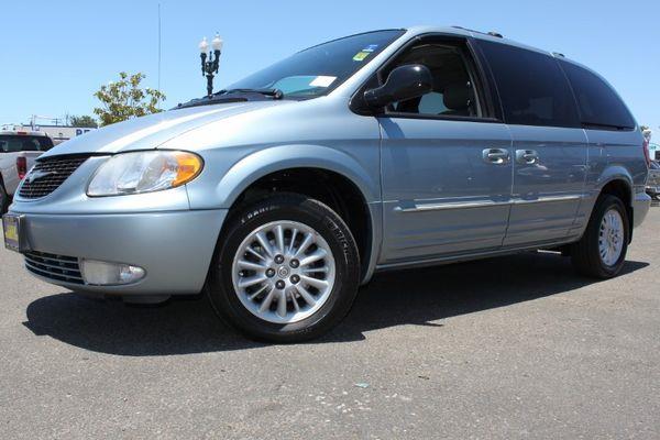 Chrysler Town and Country 2004 photo 3