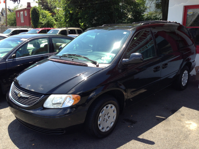 Chrysler Town and Country 2004 photo 1