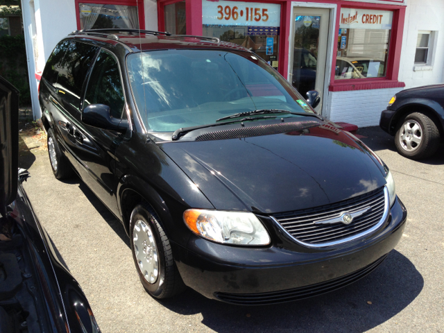Chrysler Town and Country 2004 photo 2