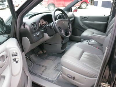 Chrysler Town and Country 2004 photo 1