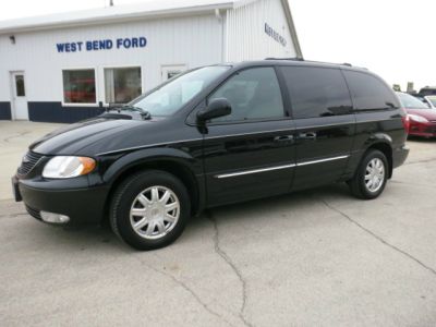 Chrysler Town and Country 2004 photo 2