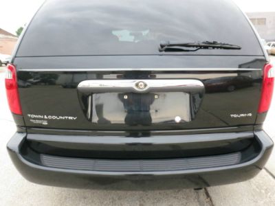 Chrysler Town and Country 2004 photo 3
