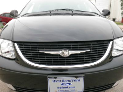 Chrysler Town and Country 2004 photo 4