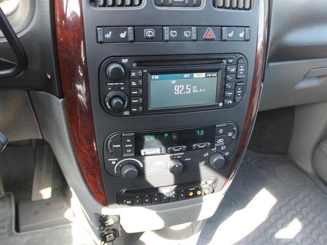 Chrysler Town and Country 2004 photo 3
