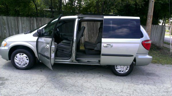 Chrysler Town and Country 2004 photo 1