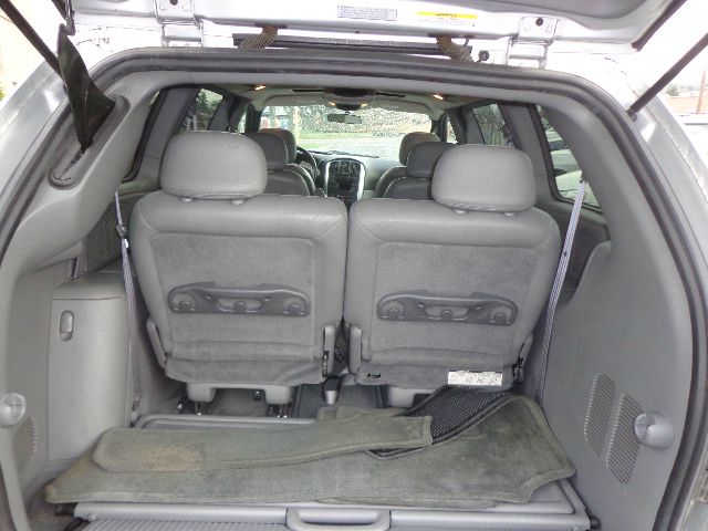 Chrysler Town and Country 2004 photo 1