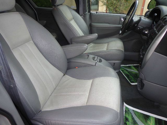 Chrysler Town and Country 2004 photo 2