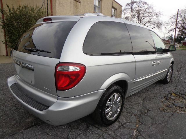 Chrysler Town and Country 2004 photo 4