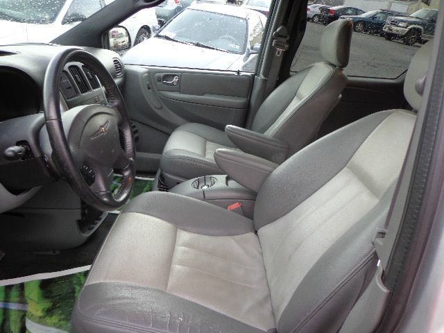 Chrysler Town and Country 2004 photo 8