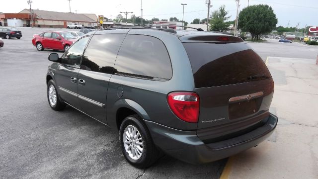 Chrysler Town and Country 2004 photo 2