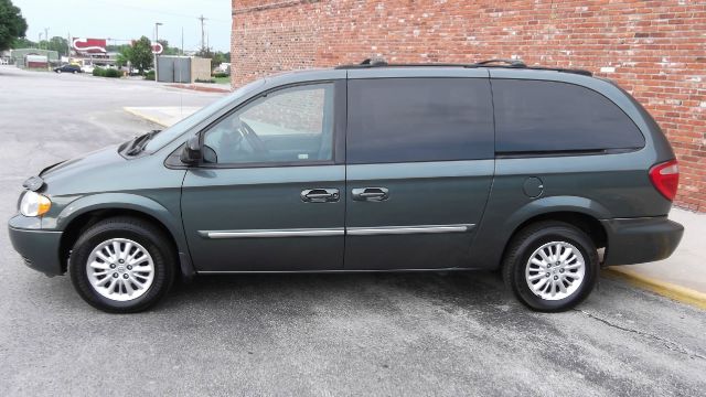 Chrysler Town and Country 2004 photo 3