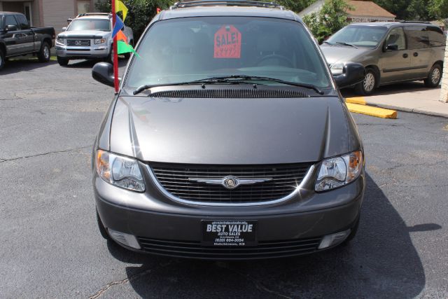Chrysler Town and Country 2004 photo 1